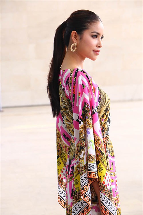 hoa hau pham huong noi bat voi dam hang hieu hon 2000 do - 2