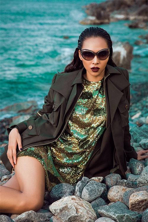 minh trieu tha dang quyen ru trong trang phuc mau linh - 11