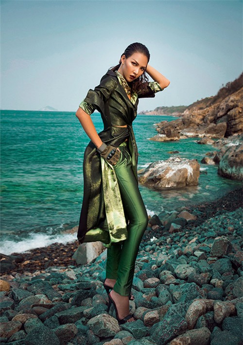 minh trieu tha dang quyen ru trong trang phuc mau linh - 12