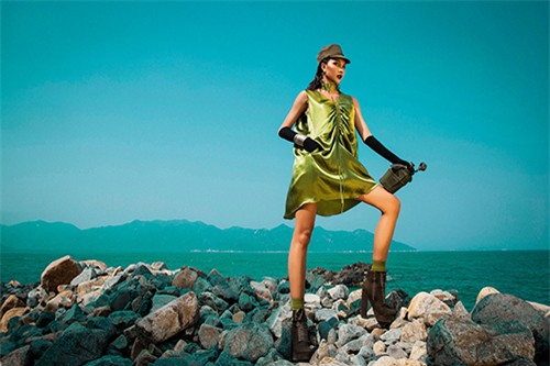 minh trieu tha dang quyen ru trong trang phuc mau linh - 16