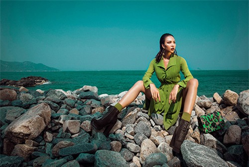 minh trieu tha dang quyen ru trong trang phuc mau linh - 18