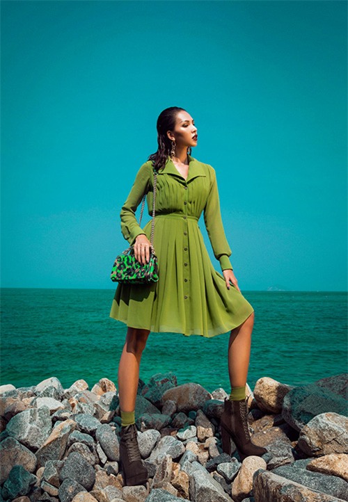 minh trieu tha dang quyen ru trong trang phuc mau linh - 19