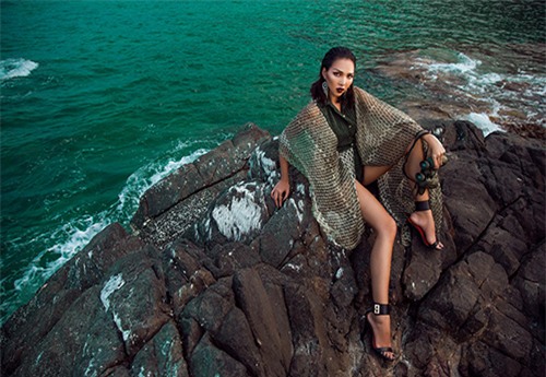 minh trieu tha dang quyen ru trong trang phuc mau linh - 3