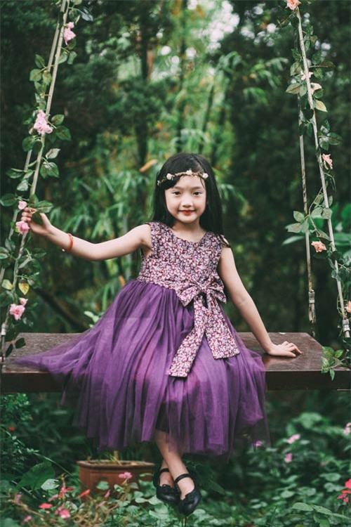 Hai bé gái Huế mặc toàn váy công chúa được mẹ thiết kế xinh xỉu