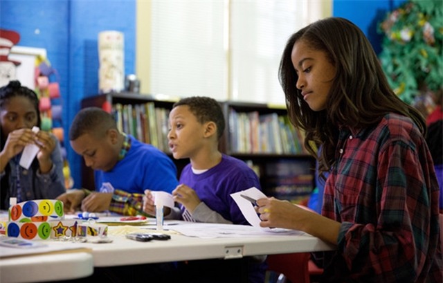 Cuộc sống giản dị đầy kinh ngạc của 2 nàng công chúa nhà Obama - Ảnh 21.