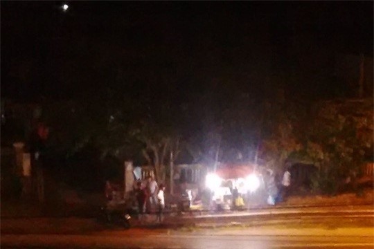 Hang tram thanh nien net po quay pha quoc lo 1 giua dem hinh anh 1