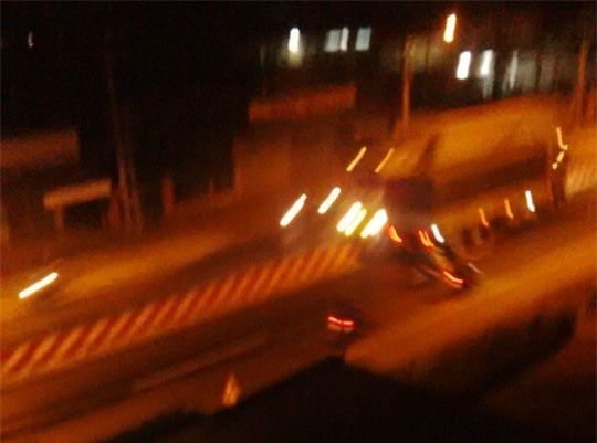 Hang tram thanh nien net po quay pha quoc lo 1 giua dem hinh anh 2