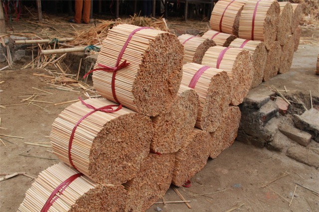 Cần vệ sinh đũa đúng cách trước khi sử dụng để đảm bảo an toàn vệ sinh (Ảnh minh họa)