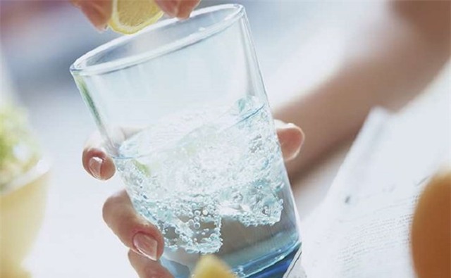 
Loại nước uống tốt nhất là nước sạch tự nhiên có trong rau quả, hoặc nước sạch nhân tạo. Ảnh: Lifescript
