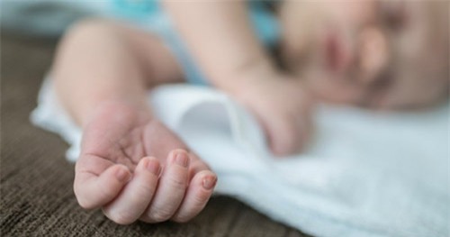 be 4 thang tuoi chay mau nao vi bi rung lac - 1