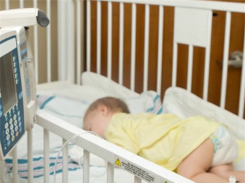 be 4 thang tuoi chay mau nao vi bi rung lac - 2