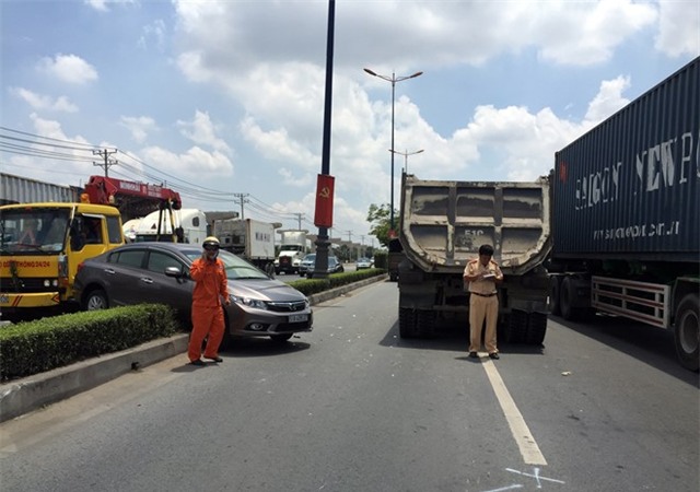 Hai anh em keu cuu trong xe hop bi xe ben huc vang hinh anh 1