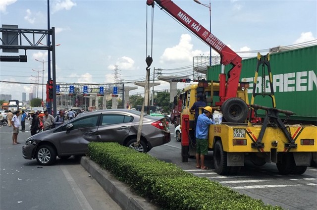 Hai anh em keu cuu trong xe hop bi xe ben huc vang hinh anh 2