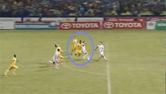 Quế Ngọc Hải bức xúc với quả phạt đền tưởng tượng khiến SLNA mất điểm - Ảnh 2.