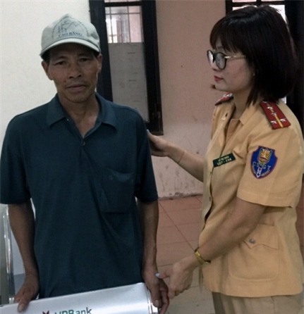 Ông Thành được Đại úy Lê Thị Thảo và các cán bộ chiến sỹ Đội CSGT - CAH Thanh Trì tận tình chăm sóc trong thời gian tìm người thân và chờ gia đình đến đón.