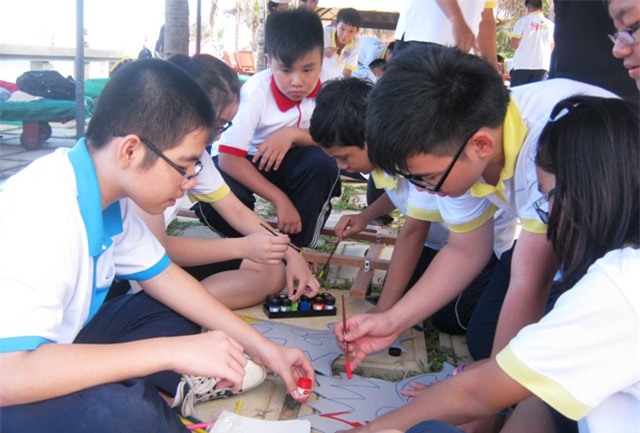 Nhiều đứa trẻ bị bố mẹ bỏ rơi cho trường học và các trung tâm kỹ năng sống (Ảnh minh họa: Hoài Nam)