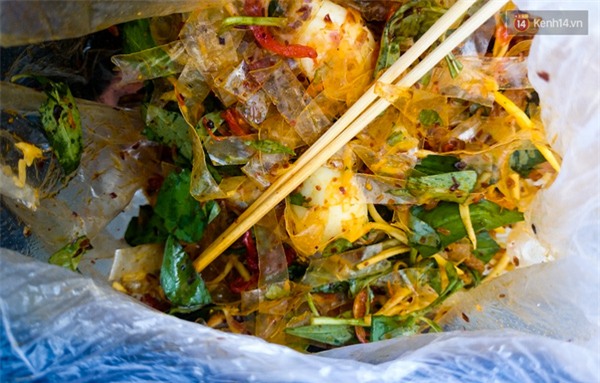 Nem chua tạo hương vị lạ cho bánh tráng trộn chảnh do chị Mai bán.