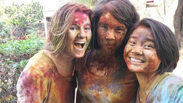 Cô gái Việt và các bạn trong lễ hội Holi (tháng 3/2016) tại trường UWC Ấn Độ.