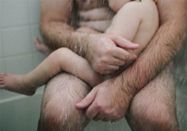 Bức ảnh Thomas bế Fox lúc cậu bé sốt cao gây tranh cãi. Ảnh: FBNV.