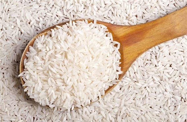 Chỉ cần một cái chạm tay hoặc một ánh nhìn, bạn hoàn toàn có thể phán đoán được chất lượng thực sự của loại gạo mình định chọn mua. (Ảnh minh họa).