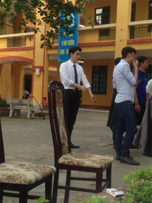 Thầy giáo bí ẩn khiến cánh chị em điên đảo vì quá đẹp trai - Ảnh 2.