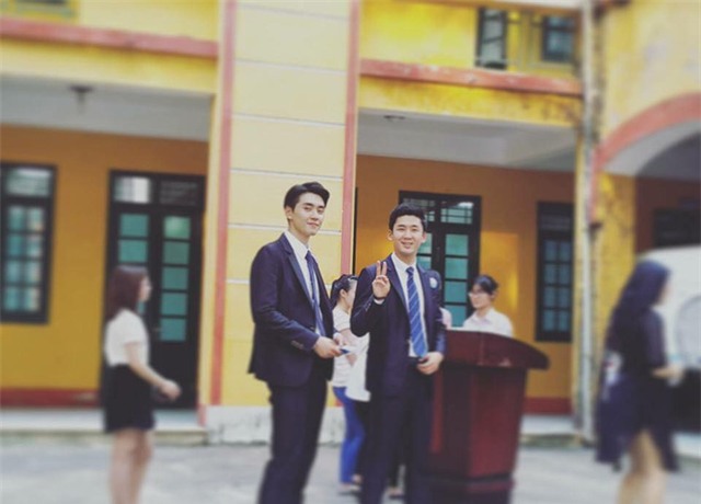 Thầy giáo bí ẩn khiến cánh chị em điên đảo vì quá đẹp trai - Ảnh 5.