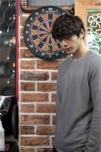 Thầy giáo bí ẩn khiến cánh chị em điên đảo vì quá đẹp trai - Ảnh 6.