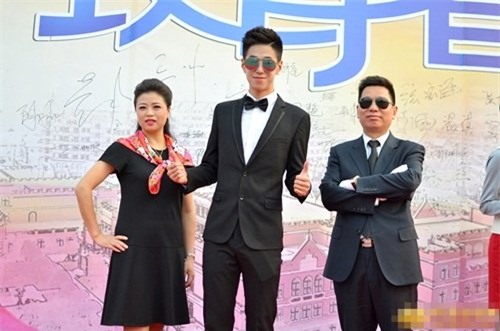 Một sinh viên xuất sắc sắp tốt nghiệp được các thầy cô bảo kê trên thảm đỏ.