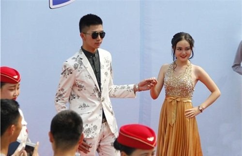 Những sinh viên hàng không ưu tú thả dáng trong buổi lễ tốt nghiệp.