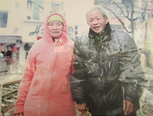 
Ông Phạm Ngọc Sơn và bà Chu Thị Mận tình cảm mặn nồng sau 17 năm chung sống. (ảnh nhân vật cung cấp).
