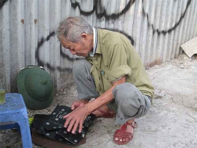 Ông Sơn cẩn thận lưu giữ sổ sách ghi chép hoạt động từ thiện của mình. Ảnh: Ngọc Thi