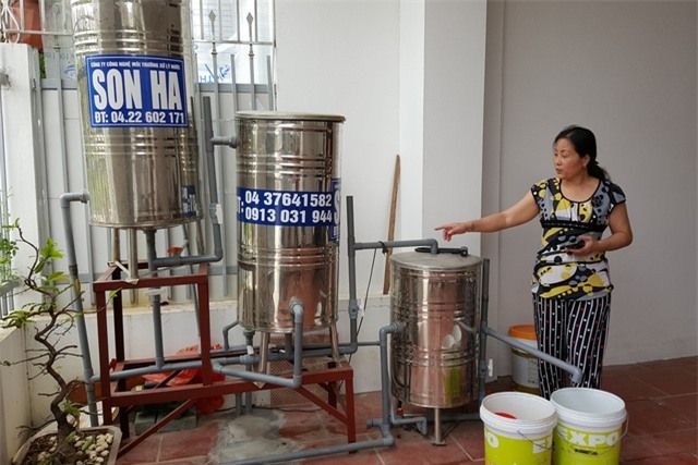 Bà Phạm Thị Lưu phải khoan giếng và đầu tư hệ thống lọc nước hơn 50 triệu đồng. Ảnh: PB