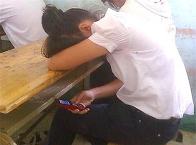 hoc sinh dung dien thoai khi toi truong: hen ho, xem phim nhay cam - 1