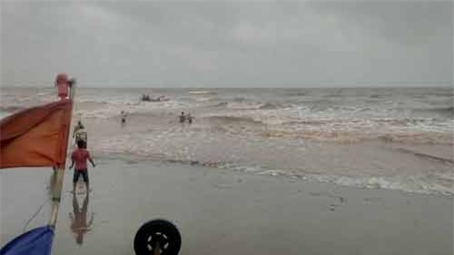 3 nam sinh lop 11 duoi nuoc tai bien hai ly - 2