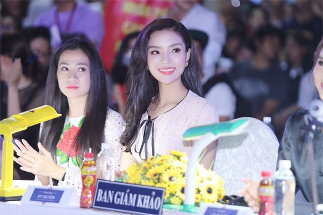 Hoa hậu Kỳ Duyên xuất hiện với chiếc cằm nhọn dần hoàn thiện hơn - Ảnh 4.