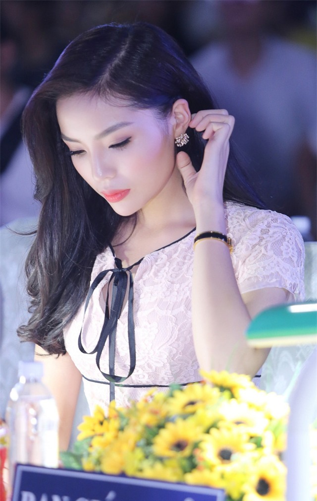 Hoa hậu Kỳ Duyên xuất hiện với chiếc cằm nhọn dần hoàn thiện hơn - Ảnh 7.