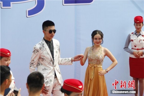 Lễ tốt nghiệp của Học viện Hàng không (Trung Quốc): Sinh viên đi siêu xe, tạo dáng như trên thảm đỏ! - Ảnh 10.