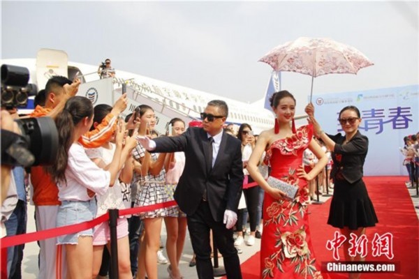 Lễ tốt nghiệp của Học viện Hàng không (Trung Quốc): Sinh viên đi siêu xe, tạo dáng như trên thảm đỏ! - Ảnh 2.