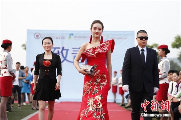 Lễ tốt nghiệp của Học viện Hàng không (Trung Quốc): Sinh viên đi siêu xe, tạo dáng như trên thảm đỏ! - Ảnh 3.