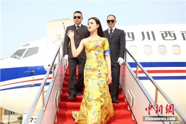 Lễ tốt nghiệp của Học viện Hàng không (Trung Quốc): Sinh viên đi siêu xe, tạo dáng như trên thảm đỏ! - Ảnh 5.