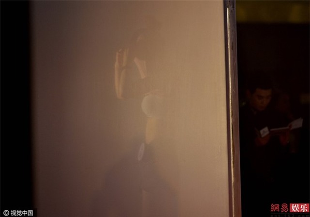 Cuoc thi sac dep bat thi sinh thay bikini tren san khau hinh anh 3