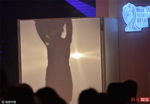 Cuoc thi sac dep bat thi sinh thay bikini tren san khau hinh anh 4