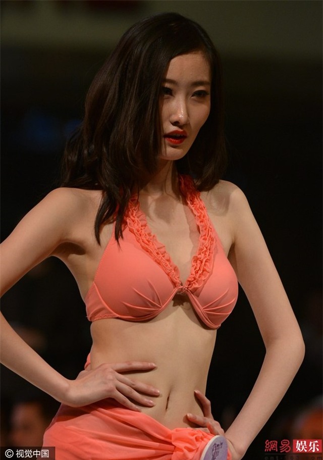 Cuoc thi sac dep bat thi sinh thay bikini tren san khau hinh anh 8