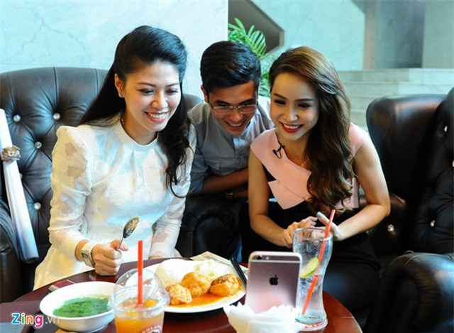 Người đẹp cùng các đồng nghiệp có bữa trưa đơn giản tại nhà đài và những phút giây vui vẻ.