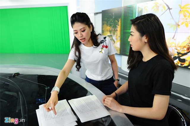 
14h, Ngọc Trinh bắt đầu công việc của buổi chiều. Cô hướng dẫn Tú Anh tập dẫn chương trình. Á hậu Việt Nam là một trong những học trò của người đẹp 8X.
