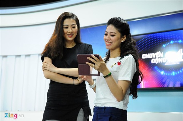 Nhận xét về học trò, Ngọc Trinh cho biết, Tú Anh có nền tảng là sinh viên báo chí, được đào tạo cơ bản về truyền thông và có niềm yêu thích thực sự.Sau khi kiên trì, luyện tập nghiêm túc trong hơn một năm, 9X đã trưởng thành và có sự tiến bộ rõ nét.