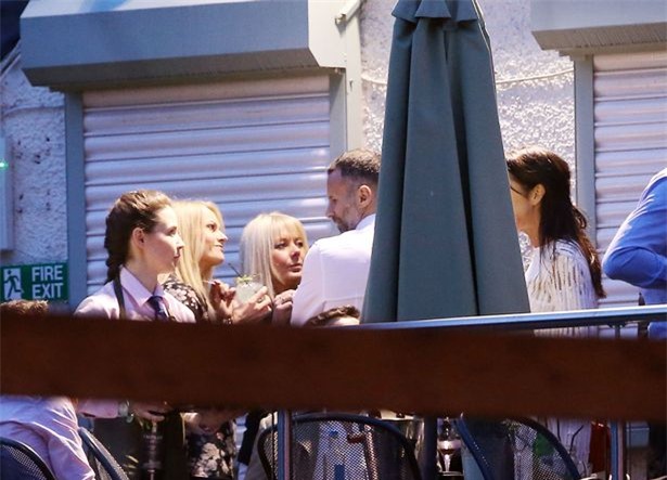 Vợ Giggs rời hộp đêm với gương mặt đẫm lệ - Ảnh 5.