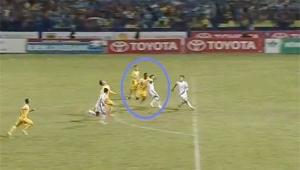 4 sai lam nhu “tro he” cua trong tai o vong 9 v.league hinh anh 1