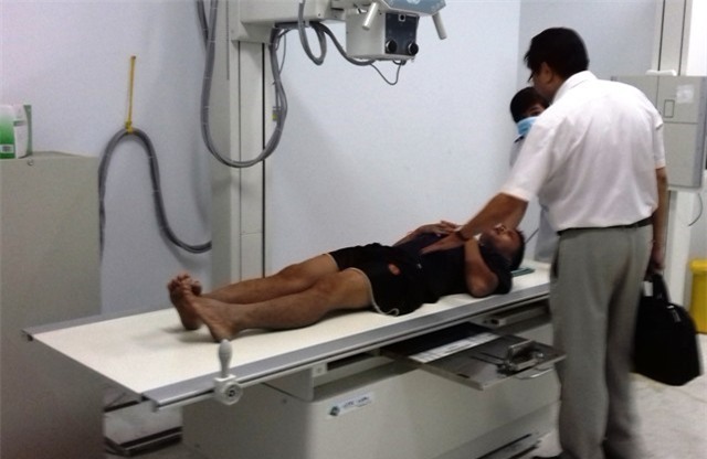 Thanh nien hua khong tu tu sau 2 lan nhay cau hinh anh 1