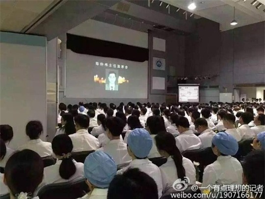 Bệnh nhân Trung Quốc đâm chết nha sĩ vì răng đổi màu